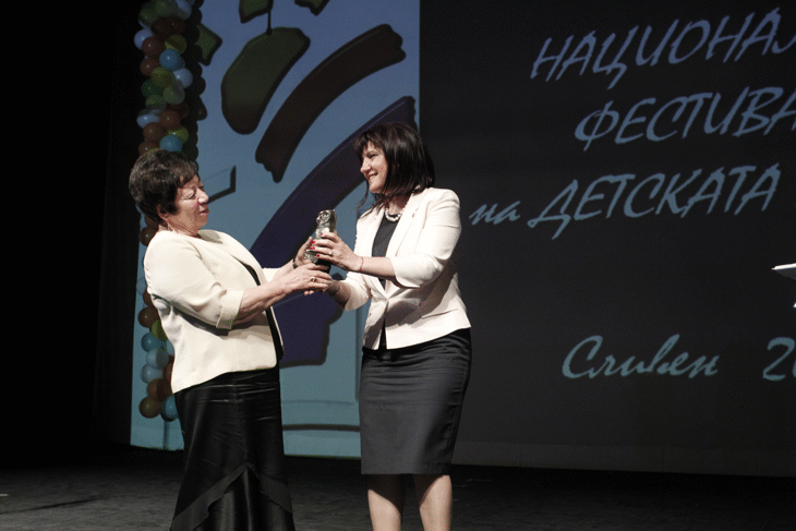 Председателят на парламента Цвета Караянчева връчи Националната награда „Константин Константинов“ за „цялостен принос“ на писателката Божана Апостолова на церемонията по награждаването на Националния фестивал на детската книга в Сливен