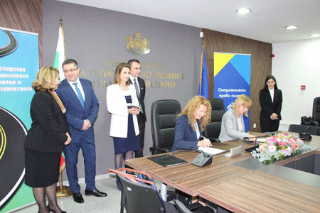 Кметът Йорданка Фандъкова подписа договора за строителство и основен ремонт на 26 училища и детски градини