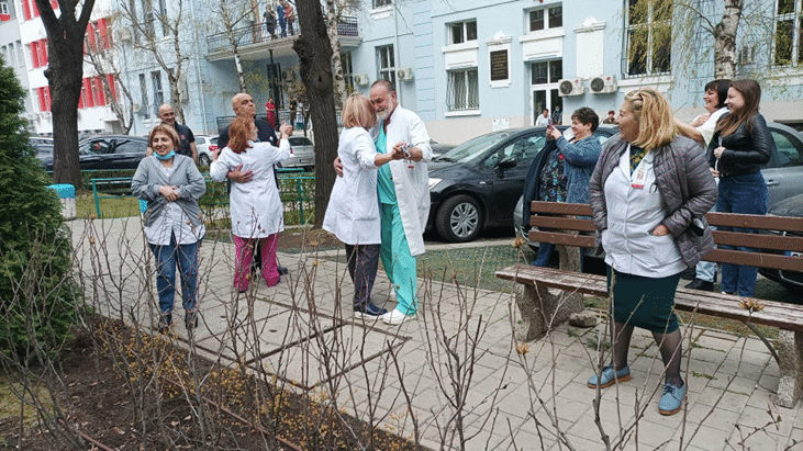Софийският духов оркестър поднесе музикална изненада на екипа на болница „Пирогов“