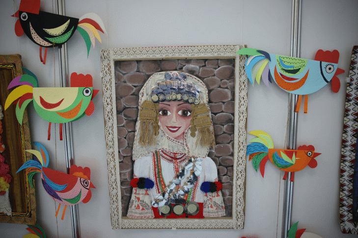 В Народното събрание беше представена детската експозиция „Моми и петли“