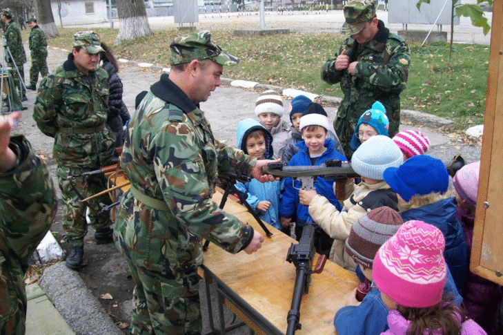 Военнослужещите и цивилните служители от Сухопътните войски отбелязват своя празник