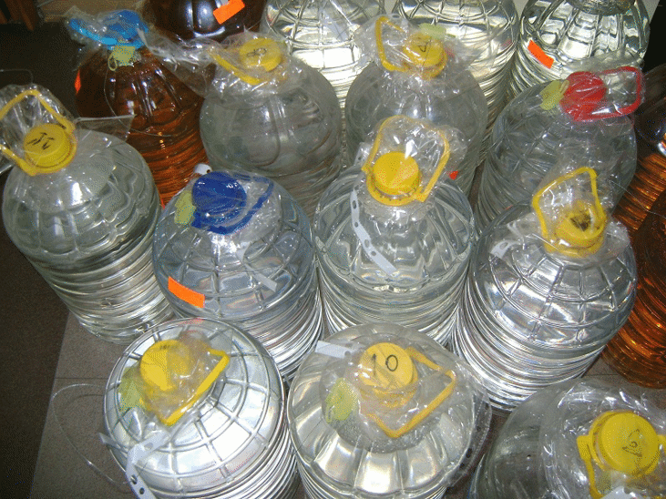 Голямо количество нелегална ракия е задържана в дома на търговец от Видинско