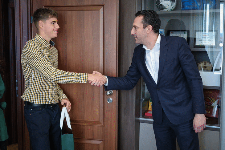 Министър Пешев награди шампиона на двойки от Australian Open Димитър Кисимов