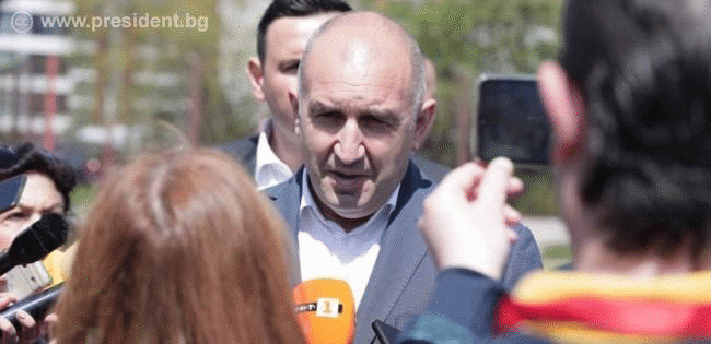 Президентът Радев: Вместо кабинет „Желязков“, имаме правителство на Пеевски и на Борисов и то не от 100 дни Президентът Радев: Вместо кабинет „Желязков“, имаме правителство на Пеевски и на Борисов и то не от 100 дни