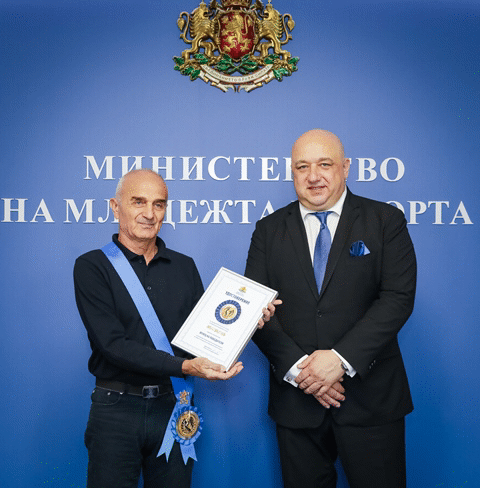 Министър Кралев връчи „Венец на победителя“ 
на алпиниста Иван Вълчев