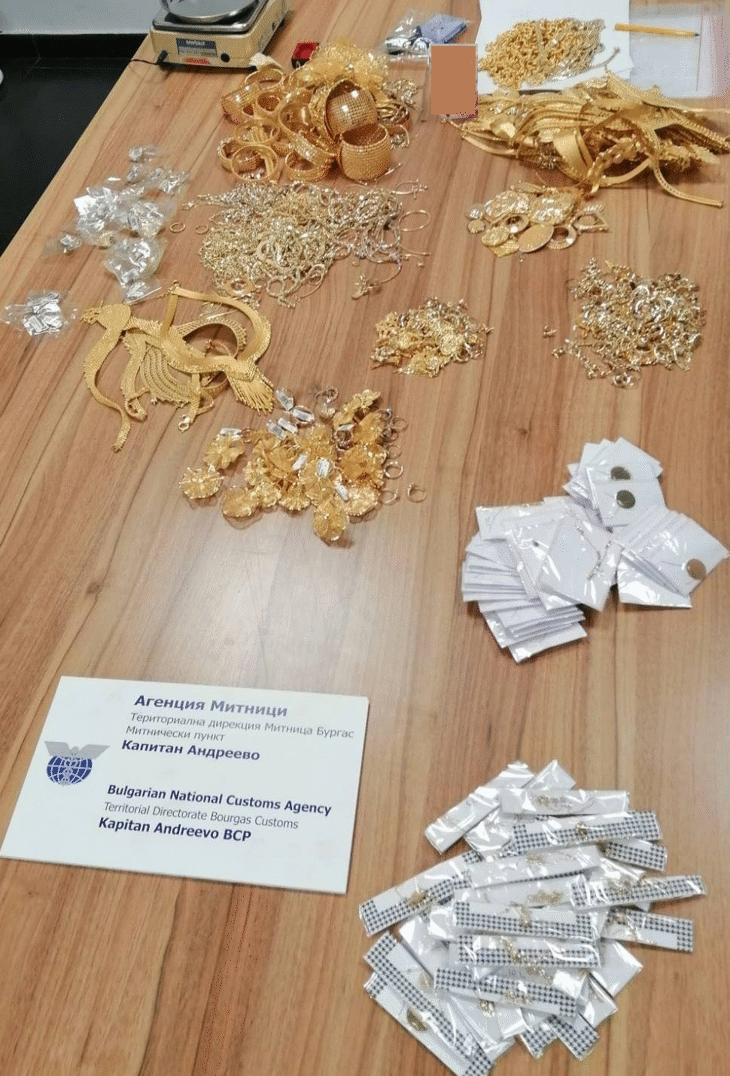 Митническите служители откриха златни накити за над 400 000 лева в тайник на автобус