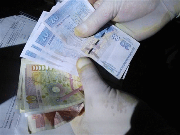 Криминалисти от ОДМВР-Шумен под ръководството на Районната прокуратура установиха и задържаха трима мъже, съпричастни към телефонни измами