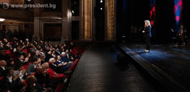 Държавният глава Илияна Йотова удостои Съюза на артистите с Почетния знак на президента