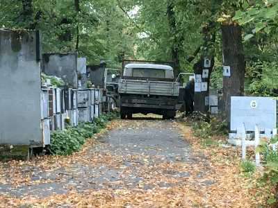 Много доброволци се включиха в инициативата за почистване на гробищните паркове преди Архангелова задушница