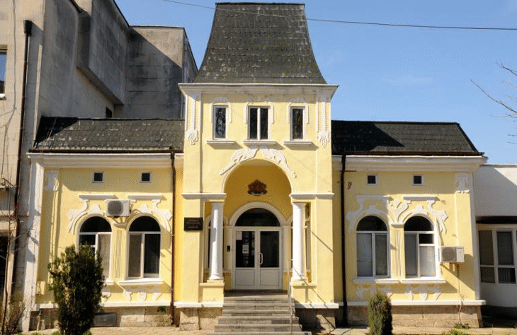 Районната прокуратура в Силистра задържа за срок до 72 часа мъж за държане на предмети и материали за изготвяне на неистински документи на автомобили