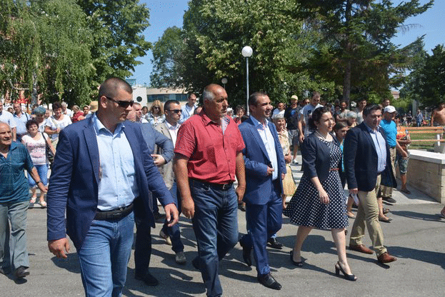Снимки на министъра на земеделието и храните Десислава Танева от  официалното откриване на реконструирания градски площад  на гр. Луковит