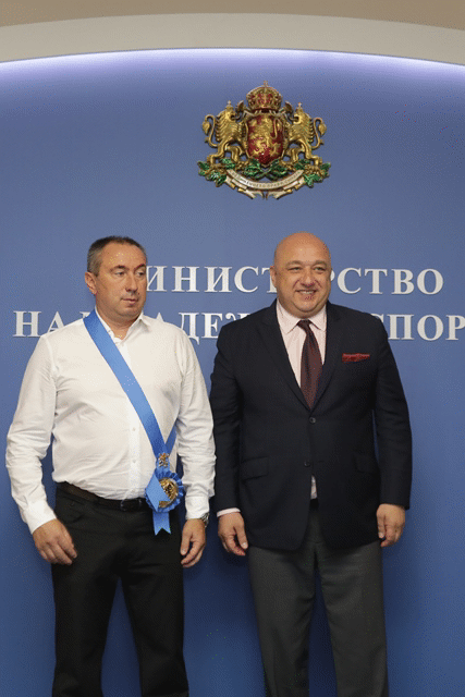 Министър Кралев връчи на Станимир Стоилов най-високото държавно отличие в областта на спорта „Венец на победителя“