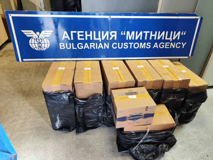 Митнически служители откриха близо 3500 кутии нелегални цигари при проверка в района на Дунав мост - Русе