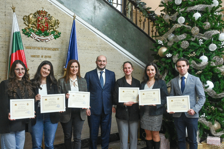 Министър Георгиев се срещна със студенти, участвали в Европейското състезание по международно хуманитарно и бежанско право