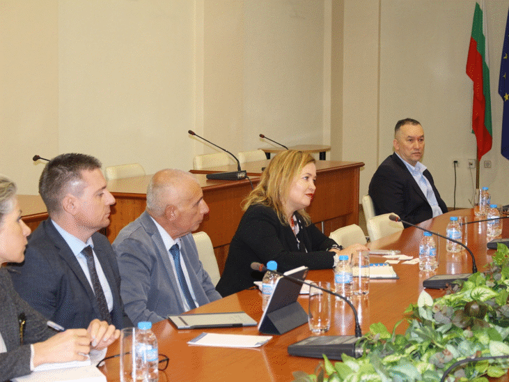 Теодора Георгиева: Успешният бизнес трябва да положи усилия, за да спечели местната общност на своя страна