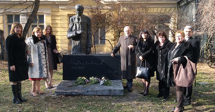 Народни представители от Комисията по образованието и науката поднесоха цветя пред паметника на Йордан Радичков в София по повод годишнината от смъртта на големия български писател.