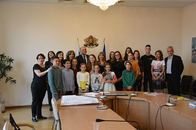 Министър Петков се срещна с деца от организацията „Надежда и домове за децата“