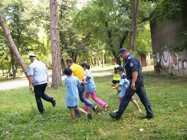 Млади полицаи разкриха „грабеж в градския парк на Ямбол“