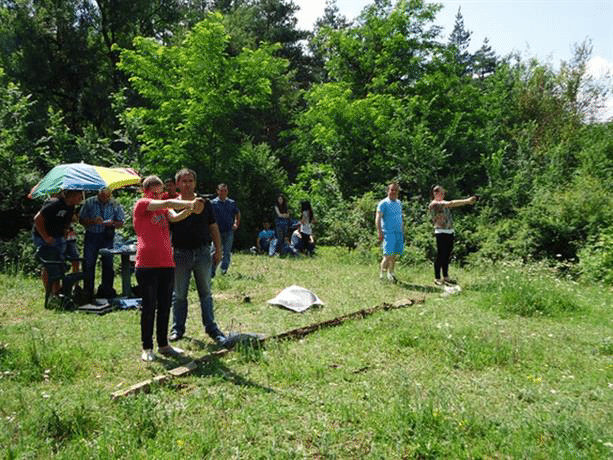 Ученици и учители участваха в турнир по стрелба