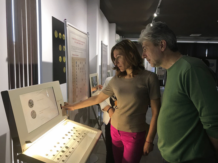 Министрите Ангелкова и Димов разгледаха монетите на скитските царе в Историческия музей в Приморско