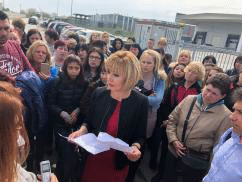 Омбудсманът Мая Манолова се срещна с 200 шивачки, оставени без заплати от работодателя си „Тренд фешън текстил“ ЕООД