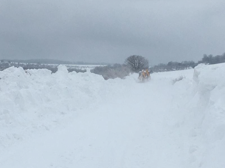 По разпореждане на министър Павлова допълнителна техника е пренасочена към две села с частично бедствено положение в Община Долни Чифлик