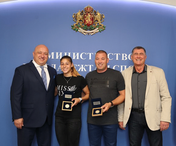 Министър Кралев връчи почетен плакет на световната шампионка за девойки в тройния скок Александра Начева