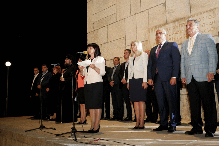 Председателят на Народното събрание Цвета Караянчева участва в тържествената заря-проверка пред паметника на Христо Ботев в Козлодуй по случай 142-ата годишнина от стъпването на Христо Ботев и неговата чета на Козлодуйски бряг