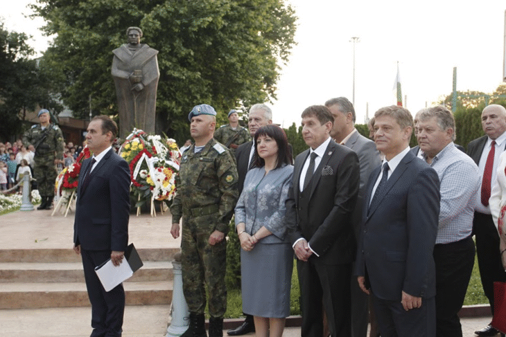 Председателят на Народното събрание Цвета Караянчева участва в тържествената церемония по откриване на паметник на Васил Левски в Стамболийски и честването на празника на града