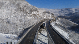 Шофьорите да тръгват с автомобили, готови за зимни условия. Днес и в следващите дни се очакват валежи от дъжд и сняг