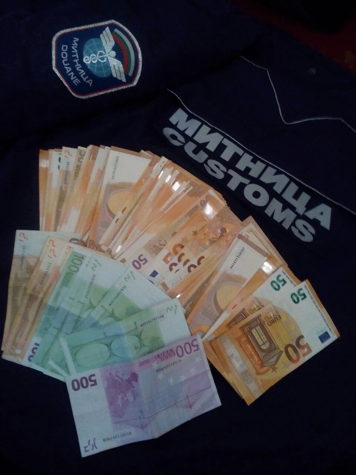 Недекларирана валута за над 30 000 лева задържаха служители на Митница Лом