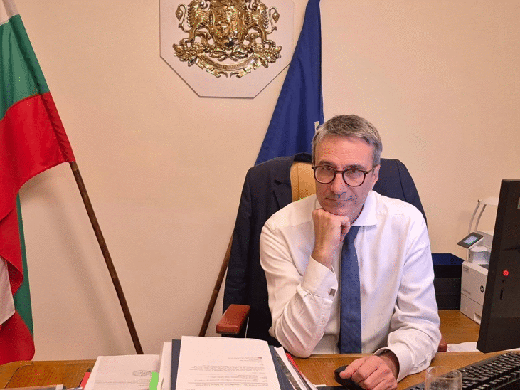 Стотици анекси за дни: Министър Трайков подписа над 160 допълнителни споразумения за стотици милиони евро по ПВУ