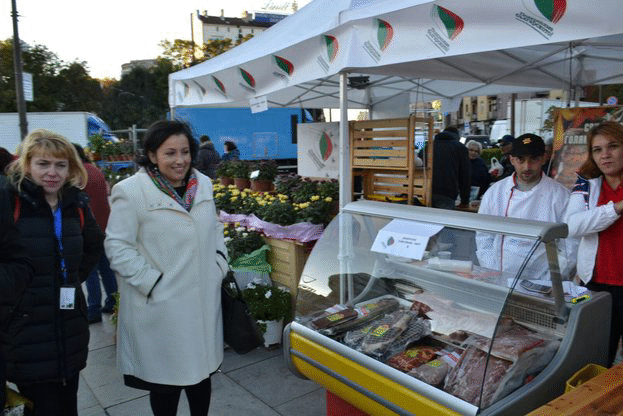 Снимки на министъра на земеделието и храните Десислава Танева от кампанията „ПОДКРЕПЯМЕ БЪЛГАРСКОТО“ в град София