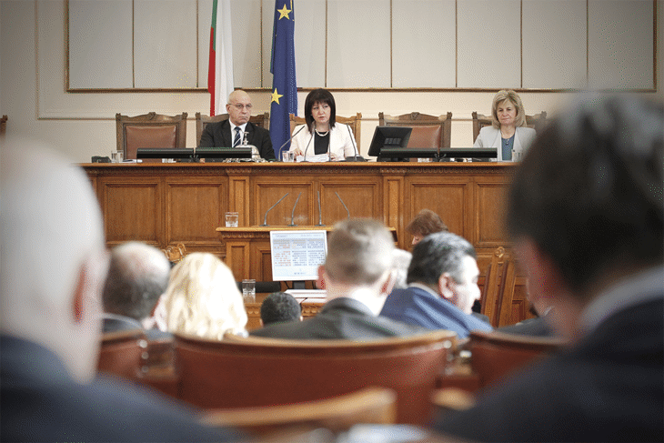 В началото на пленарния ден председателят на Народното събрание Цвета Караянчева честити празника на децата – 1 юни