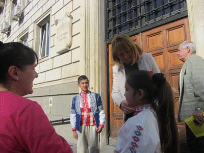 Ученици от 147-мо ОУ „Йордан Радичков“ връчиха плакат на Йорданка Фандъкова по повод Деня на народните будители