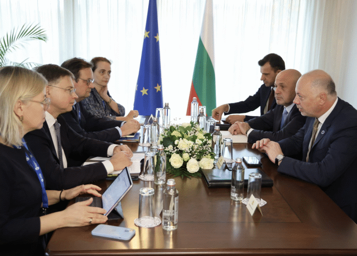 Премиерът Желязков към Домбровскис: Всички системи в България са готови да работят с еврото