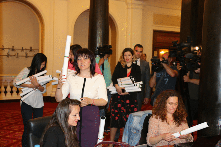 В навечерието на 2 юни Цвета Караянчева, която е председател на инициативния комитет за честване на 170 години от рождението на Христо Ботев, подари на всеки депутат календар с неговия лик