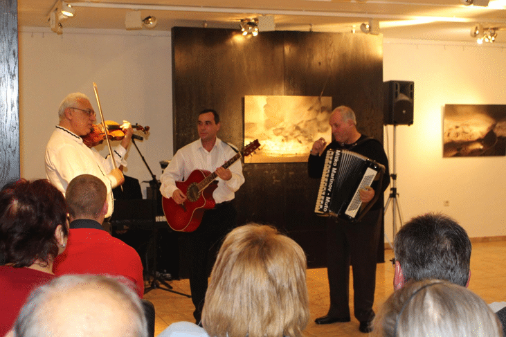 Традиционният Празничен Концерт По Случай Ромската Нова Година, Провел Се В Галерия „Средец“, Събра Многобройна Публика