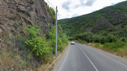 Шофьорите да се движат с повишено внимание по път II-16 Елисейна - Своге. Почистват се предпазни мрежи и свлечени камъни край пътя