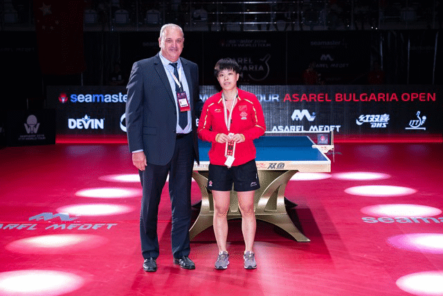 Заместник-министър Андонов връчи златния медал от „Асарел България Оупън“на олимпийската шампионка Динг Нинг
