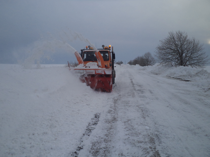 Техника на АПИ извади от преспите група младежи, които въпреки забраната навлизат в затворен пътен участък