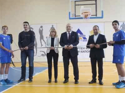 Кметът Фандъкова присъства на откриването на ремонтираните зали и басейн на спортен комплекс „Академика“