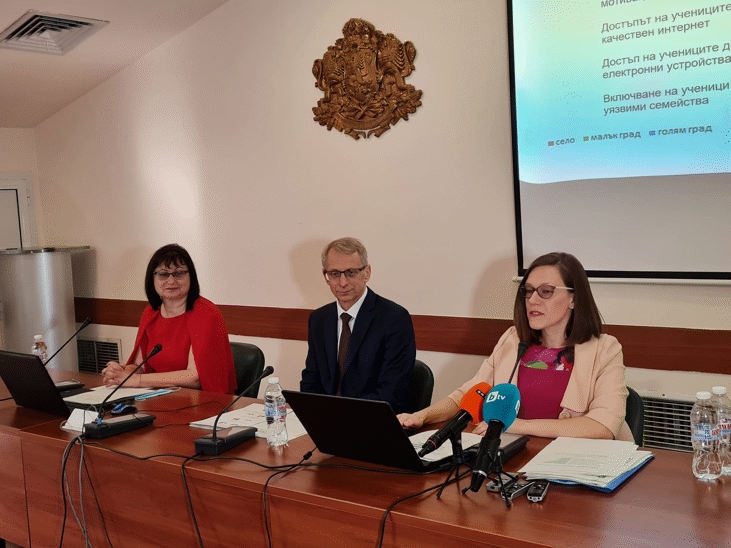 Дистанционното Обучение Задълбочи Образователните Неравенства