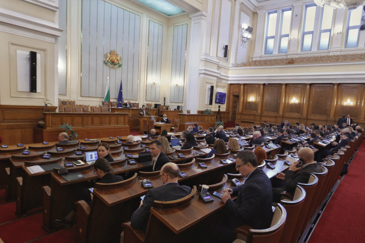 Министерският съвет да изготви и внесе в Народното събрание в срок от три месеца всеобхватна и финансово обоснована програма за инвестиции в отбраната до 2032 година, реши парламентът
