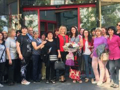 Омбудсманът Мая Манолова пак при шивачките от гр. Дупница, този път празнуваха