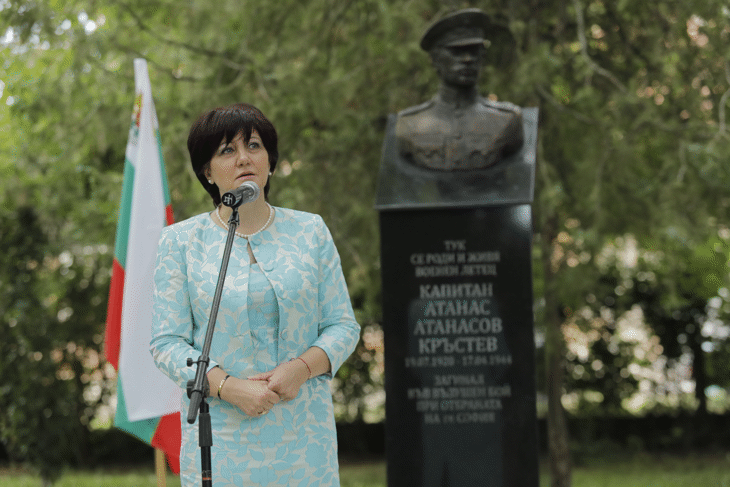 Цвета Караянчева за летеца Атанас Кръстев: Държавата му даде орден, ние трябва да му отдадем нашата почит