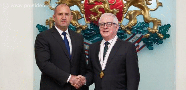 Президентът Румен Радев удостои посланика на Ирландия у нас Майкъл Форбс с орден „Мадарски конник“ - първа степен