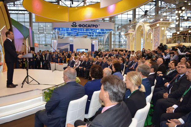 Снимки от участието на министър Десислава Танева в изложението "Златна есен" в Москва