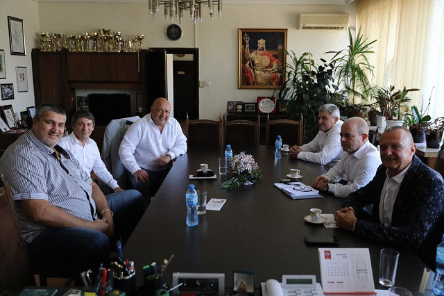 Министър Кралев откри реновираната спортна зала „Иван Ханджиев” в Русе