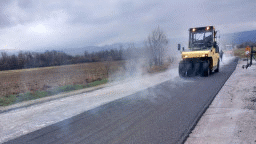 За полагането на асфалт днес и утре от 9 ч. до 19 ч. се ограничава движението по път II-82 в отсечката между Костенец и с. Долна баня